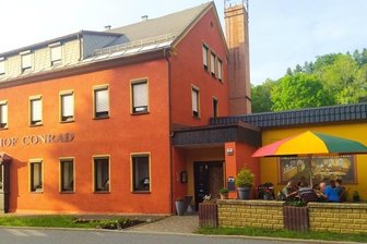 Wahl-Erzgebirger suchen nach 40 Jahren einen Nachfolger - Der Gasthof Conrad in Nassau - im Biergarten hat es sich eine Motorradgruppe aus dem Raum Ravensburg gemütlich gemacht.