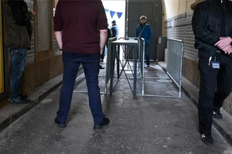 Wahl in Chemnitz: Tumult vor Kandidaten-Forum im „Weltecho“ - Das Wahlforum in Chemnitzer Kulturzentrum „Weltecho“ fand unter strengen Sicherheitsvorkehrungen statt – einschließlich Taschen- und Ausweiskontrolle am Einlass. Vertreter der extrem rechten Szene hatten trotz Verbots ihr Erscheinen angekündigt.