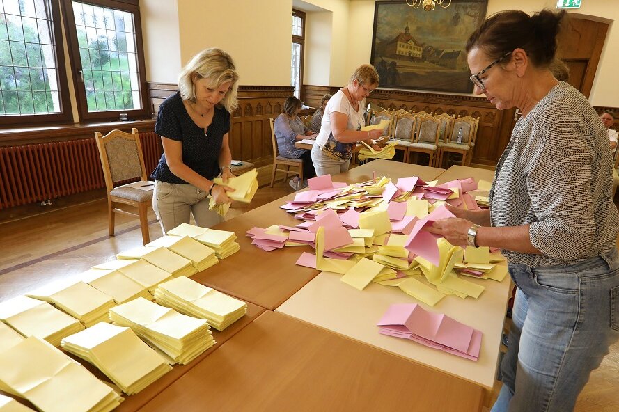 Wahl in Westsachsen: So liefen die Abstimmungen - Wahlhelfer im Hohenstein-Ernstthaler Rathaus bei der Arbeit.