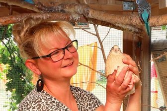 Wahl-Niederalbertsdorferin bringt neue Farbe in den Verein - Jasmin Fülle, zweite Vorsitzende des Vogelzüchtervereins Werdau, hat inihrer Voliere verschiedene rassige Federtiere.