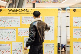 Wahl-O-Mat-Tour kommt in Chemnitzer Neefepark vorbei - Der analoge Wahl-O-Mat besteht aus Stellwänden mit 38 Thesen.
