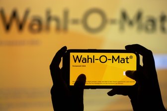 Die Startseite des Wahl-O-Mat ist auf dem Display eines Smartphones zu sehen. Foto: Sebastian Kahnert/dpa/Archiv