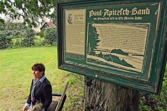 Wahl-Oelsnitzer macht den Vogtländern Beine: Ehrung für Wanderer Paul Apitzsch - Die Paul-Apitzsch-Bank am Aschberg gehört zu den schönsten Aussichtspunkten rund um Klingenthal. Sie ist am Samstag, 11. November Ziel einer Wanderung.