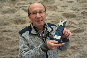 Wahl zum Vogtländer des Jahres: Zwei Männer freuen sich über ihre Pokale - Steffen Dietz, Leiter des Erlebnismuseums Perlmutter in Adorf, hat den Pokal für den zweiten Platz zur Wahl des Vogtländer des Jahres erhalten.