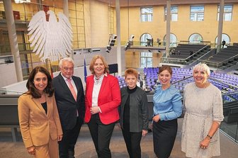 Wahl zur Bundestagsvizepräsidentin: Krise als Sprungbrett für Vogtländerin Magwas - Das Präsidium des 20. Bundestages - und mittendrin eine junge Mutter aus dem Vogtland. Mit 600 von 727 abgegebenen Stimmen wurde Yvonne Magwas (CDU/Zweite von rechts) zur Vizepräsidentin gewählt - zusammen mit Claudia Roth (Grüne/rechts), Aydan Özoguz (SPD/links), Wolfgang Kubicki (FDP) und Petra Pau (Die Linke/Dritte von rechts). Bärbel Bas (SPD) ist die neue Präsidentin des Bundestages.