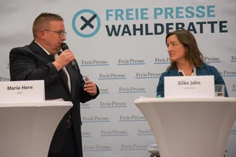 Wahlanfechtung in Oelsnitz: Diese Details sind jetzt bekannt - Mario Horn (CDU) und Silke Jahn beim „Freie Presse“-Wahlforum zur Oberbürgermeisterwahl in Oelsnitz. Jahn gewann die Wahl knapp.