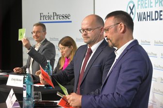 Wahldebatte zur Landratswahl in Freiberg: Wo sich die vier Politiker erstaunlich einig sind - Wahldebatte zur Landratswahl am 14. Januar im Tivoli Freiberg: Im Bild von links OB Sven Krüger, Cindy Reimer, Mario Lorenz und Jens Tamke. Bei Schnellfragerunden sollten sie ad hoc mit Ja (grün) oder Nein (rot) antworten.
