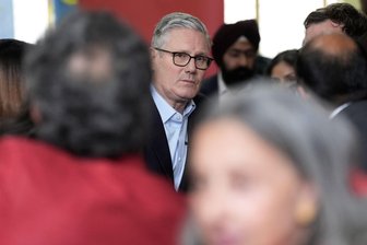 Wahlen in Großbritannien Desaster für Keir Starmer - Keir Starmer hat keinen Grund zur Freude.