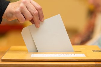 Wahlen in Sachsen 2024: Was wählen wir und wie funktioniert das? - Welche Wahlen stehen 2024 in Sachsen an? Wir beantworten die wichtigsten Fragen.