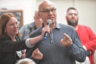 Wahlforum der „Freien Presse“ in Großschirma: Diesen Fragen stellten sich die Bürgermeister-Kandidaten - Dieter Appelt aus Siebenlehn war einer von gut 230 Besuchern des Wahlforums in Großschirma. Er fragte nach Hebesätzen und Straßenausbaugebühren.