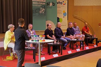 Wahlforum in Glauchau: CDU-Kandidatin Pfeifer lässt mit Aussagen aufhorchen - Die Direktkandidaten (v. l.) Daniela Pfeifer (CDU), Andreas Gerold (AfD), Michael Berger (Linke), Olaf Horlbeck (Bündnis 90/Grüne), Antje Junghans (SPD), Björn Bunzel (FDP) sowie Sascha Wünsch (BSW) saßen im Podium des Forums.