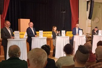 Wahlforum in Hainichen: Kandidaten bekennen sich zur Sportförderung in Mittelsachsen - Beim Wahlforum des Kreissportbundes Mittelsachsen stellten sich die fünf Landratskandidaten Fragen: (v.l.) Sven Krüger, Mario Lorenz, Cindy Reimer, Jens Tamke, Stefan Trautmann.