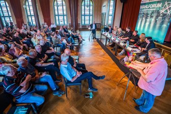 Wahlforum in Stollberg: Corona, Ärztemangel, Rote Karten - und Taschenkontrollen am Eingang - Der Bürgergarten in Stollberg war gut besucht: Dort fand ein Forum zur Landtagswahl statt.
