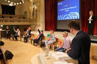 Wahlforum vor der OB-Wahl in Zwickau: Der Livestream als Aufzeichnung - Bei einer Schnellfragerunde wurde das Wissen der Kandidaten zur Stadt Zwickau auf die Probe gestellt.