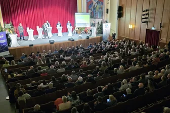 Wahlforum zu OB-Wahl im Erzgebirge: Besucherandrang, klare Worte und überraschende Ideen - Rund 500 Besucher zählten die Veranstalter zum Wahlforum im Kulturhaus Aue.