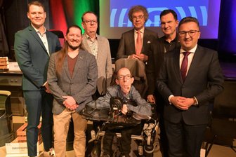 Wahlforum zur Bundestagswahl in Zwickau: Warum der Moderator Zuschauer und Kandidaten beruhigen musste - Wahlforum im Alten Gasometer Zwickau. Im Bild (v.li.) Carlos Kasper (SPD), Patrick Leonhardt (Die Linke), Heiko Döhler (BSW), Matthias Moosdorf (AfD), Nico Tippelt (FDP) und Carsten Körber (CDU) und vorn in der Mitte Manuel Schramm (Grüne).
