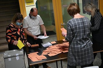 Wahljahr in Mittelsachsen: Warum nicht überall ein Bürgermeister gewählt wird - In der Verwaltungsgemeinschaft wird am 12. Juni ein neuer Bürgermeister in Burgstädt und Taura gewählt. In Mühlau (hier ein Foto von der Stimmenauszählung im März 2021) ist das bereits passiert. 