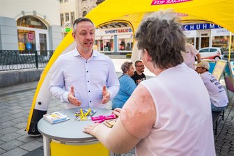 Wahlkampf auf dem Wochenmarkt: Wie die FDP in Aue für den Mittelstand kämpft - Steve Peter, der Direktkandidat der FDP zur Landtagswahl, hörte sich die Sorgen der Auer an.