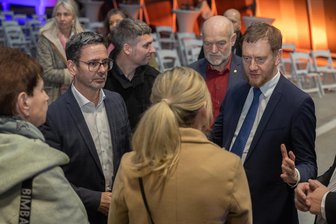Wahlkampf bei Thermofin - Warum der Ministerpräsident in eine Werkshalle kam - Ministerpräsident Michael Kretschmer (rechts) diskutierte im Anschluss der Veranstaltung mit zahlreichen Besuchern.