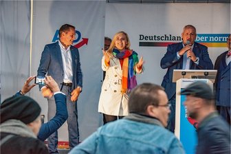 Wahlkampf der AfD in Sachsen: Werben um Impfskeptiker - Die AfD feiert sich in Freiberg: Bundessprecher und Spitzenkandidat Tino Chrupalla (links), Mittelsachsens Direktkandidatin Carolin Bachmann und Moderator Mike Moncsek.