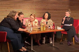 Wahlkampf einmal anders: Ein Quizabend mit Grünen-Chefin Ricarda Lang in Chemnitz - Feministisches Kneipenquiz mit Grünen-Parteichefin Ricarda Lang, der EU-Abgeordneten Anna Cavazzini und den beiden Wahl-Chemnitzerinnen Valérie Suty und Zeran Osman (von li.). Ganz rechts die Chemnitzer Grünen-Politikerin Coretta Storz, die den Abend moderierte.