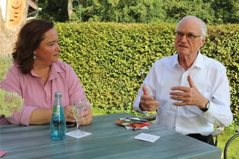 Wahlkampf im Erzgebirge: SPD-Kandidatin wirbt für respektvollen Umgang - Im Wahlkampf hat sich Simone Lang den Ex-SPD-Bundestagsabgeordneten Lothar Binding als Unterstützer geholt.
