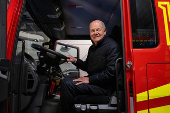 Wahlkampf ist ein Fest der Demokratie - Wahlkampf vor Ort: Bundeskanzler Olaf Scholz (SPD) setzte sich am Freitag bei einem Termin in seinem Wahlkreis in ein Fahrzeug der Freiwilligen Feuerwehr Kleinmachnow.