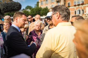 Wahlkampf: Ministerpräsident Kretschmer besuchte heute den Stollberger Wochenmarkt -