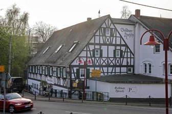 Wahlkampfauftakt der „Freien Sachsen“ in Bernsdorfer Gasthof: Das sagt der Wirt zu seinen rechtsextremen Gästen - Der Gasthof „Goldner Hirsch“ in Bernsdorf ist inzwischen regelmäßiger Anlaufpunkt für die rechtsextremen „Freien Sachsen“. In diesem Zusammenhang war das Haus auch schon im Bericht des sächsischen Verfassungsschutzes aufgeführt.