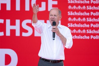 Wahlkampfauftakt der SPD in Sachsen: Kanzler kann auch kämpferisch - Energisch, lautstark, kämpfersich: Der oft kühl und distanziert wirkende Bundeskanzler Olaf Scholz (SPD) bei auf einer SPD-Wahlkampfveranstaltung auf dem Schlossplatz in Dresden.