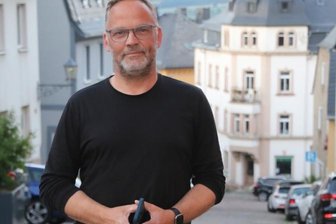 Wahlkrimi um Landratsposten: Dirk Neubauer vorerst vorn - Dirk Neubauer (parteilos) am Abend in Augustusburg: Er erhielt die meisten Stimmen im ersten Wahlgang.