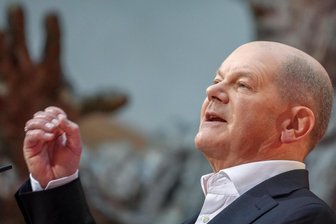 Wahlparteitag der SPD: Die drei Schritte, mit denen Olaf Scholz die Wahl gewinnen will - Vor der Büste von Willy Brandt versucht Bundeskanzler Olaf Scholz, die SPD-Delegierten von sich zu überzeugen.