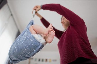 Wahlprogramme im Vergleich: Wofür stehen die Parteien beim Thema soziale Gerechtigkeit? - Eine Hebamme wiegt im Rahmen der Nachsorge ein Baby (gestellte Szene). Wie wachsen Kinder in Deutschland auf, haben alle die gleichen Chancen auf ein gutes Leben? Beim Thema soziale Gerechtigkeit geben die Parteien in ihren Programmen verschiedene Antworten.