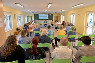 Wahlschlappe für AfD-Kandidatin im Reinsdorfer Gemeinderat - Der Gemeinderat Reinsdorf bei der ersten konstituierenden Sitzung im Kinder- und Schulzentrum Vielau.