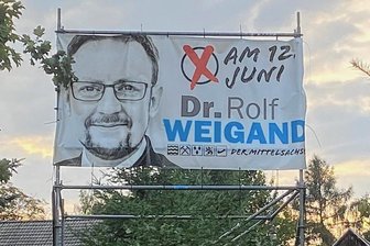 Wahlwerbung hängt immer noch in Brand-Erbisdorf und Flöha - Das Transparent zur Landratswahl in Mittelsachsen am 12. Juni (zweiter Wahlgang am 3. Juli) von Rolf Weigand (AfD) hängt noch an der B 173 kurz nach dem Ortseingang aus Richtung Falkenau.