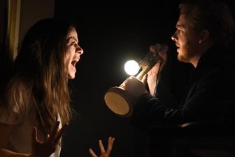 Wahnsinn als Rettungsanker - Anne Diemer als Blanche DuBois und Thorsten Dara als Harold Mitchell kommen sich näher - doch nur kurz.