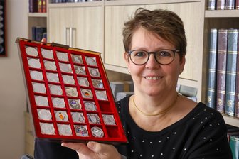 „Wahnsinn“ rund um Gold und Silber: Preis-Explosion wirbelt auch Lichtensteiner Münzhandel durcheinander - Grit Streubel mit silbernen 20-Euro-Gedenkmünzen der Bundesrepublik: Wegen der Preisexplosion gibt es erstmals einen Ausgabestopp für derartige Münzen.