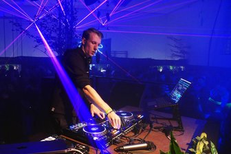 „Wahnsinn, was daraus geworden ist“: Hunderte Besucher bei Techno-Party im Erzgebirge - Mit seiner Musik kam DJ Marix beim Publikum in der alten Grünhainichener Turnhalle bestens an.
