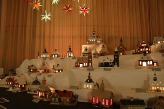 „Wahnsinn“, „wunderschön“, „hohe Kunst“: Licht-Schau bringt Erzhammer in Annaberg zum Leuchten - Der „Weihnachtsberg“ mit 50 Lichterhäusern ist ein echter Hingucker in der aktuellen Winterschau im Erzhammer in Annaberg.