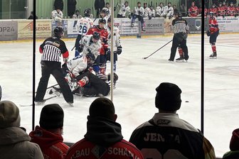 Wahnsinns-Bescherung im Wolfsbau im Erzgebirge: So lief das Eishockey-Derby zwischen Schönheide und Chemnitz - Mächtig Feuer war drin im Derby: Bei einem Gerangel im ersten Drittel ging sogar einer der Schiedsrichter mit zu Boden.
