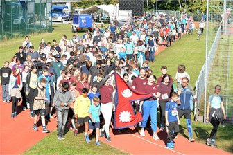 „Wahnsinnsergebnis“: Beim Nepallauf des Schollgymnasiums Freiberg klingeln über 40.000 Euro im Spendentopf - Zum Queen-Klassiker „We are the Champions“ gingen alle Mitstreiter am Sonntagnachmittag auf eine Ehrenrunde.