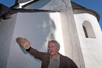 Gerd-Jürgen Ullrich zeigt auf Rüstbalken