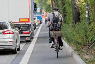 Wahrnehmungspsychologische Studie in Freiburg zeigt: Radfahrer fühlen sich oft sicherer, als sie sind - Eine dicke Linie trennt die Verkehrsströme. Den Raum bis dorthin reizen Kraftfahrer gern aus - und unterschreiten damit leicht den Sicherheitsabstand.