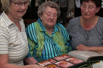 Wahrsagerin prophezeite gesegnetes Alter - Die Zeitungslektüre und Kreuzworträtsel gehören zum täglichen Ablauf bei Herta Müller (Mitte) in Buchholz. Die Zwillingstöchter Beate Barth (links) und Petra Hirsch lieben es, mit ihrer Mutter Zeit zu verbringen.