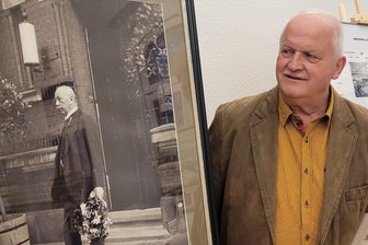 Wahrscheinlich kennen ihn nur noch eine Handvoll Leute: Erinnerung an einen fast vergessenen Ehrenbürger aus Westsachsen - Ortschronist Max Einenkel vor einem Porträt Carl-Otto Schmelzers.