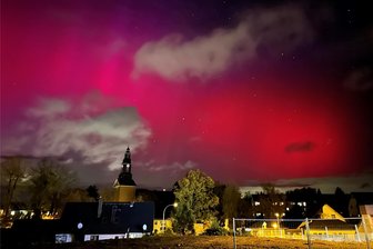 Wahrscheinlichkeit für  Polarlichter in Deutschland am Wochenende erneut hoch: So stehen die Chancen vom Vogtland bis nach Mittelsachsen - Diese wunderschönen Polarlichter über dem Himmel von Brand-Erbisdorf haben Christopher Naumann und seine Frau Nancy am Sonntagabend vor einer Woche festgehalten.