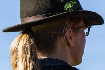 Waidfrauensheil! - Eine Jägerin, die vielleicht einen Bock schießen will.