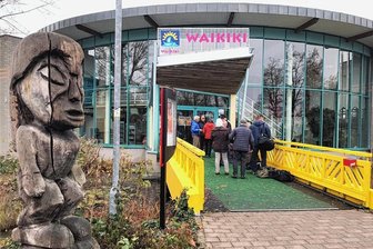 Waikiki Zeulenroda: Hat die geplante Modernisierung des Tropenbades noch eine Chance? - Über eine kleine Brücke geht es ins Waikiki. Geöffnet ist aktuell täglich von 13 bis 19.30 Uhr.