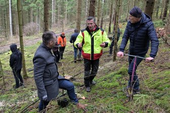Wald im Erzgebirge: Warum die Weißtanne zur Hoffnungsträgerin wird - Im Forstbezirk Eibenstock ist die fünfmillionste Weißtanne gepflanzt worden. Dabei kamen Olrik Börnicke, Referatsleiter Umwelt und Forst im Erzgebirgskreis, Clemens Weiser, Leiter Sachsenforst im Forstbezirk Eibenstock, und Eibenstocks Bürgermeister Uwe Staab (von links) ins Gespräch zum Thema Waldumbau.
