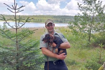 Wald-Spagat zwischen Wirtschaft und Tourismus - Arbeitsplatz zwischen Tanne, Erle und Fichte: Der neue Kottenheider Revierförster Christoph Kühn mit seinem Dackel Albert vom Schmugglermeer an der Talsperre Muldenberg. 
